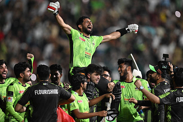 Lahore Qalandars beat Quetta Gladiators in a last-over thriller despite a strong comeback